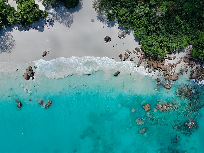 Plage Anse Source d'Argent aux Seychelles avec rochers de granit