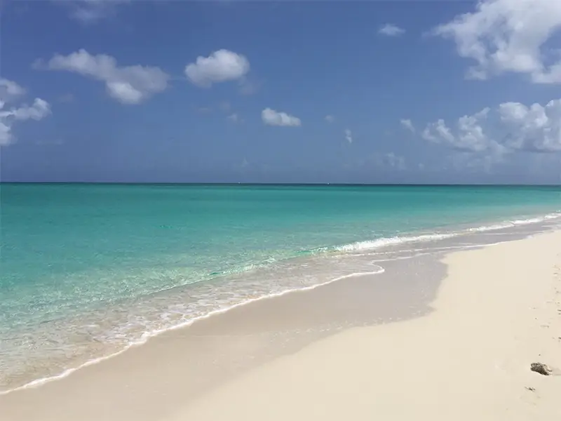 Grace Bay Beach Turks et Caicos eau turquoise et sable blanc
