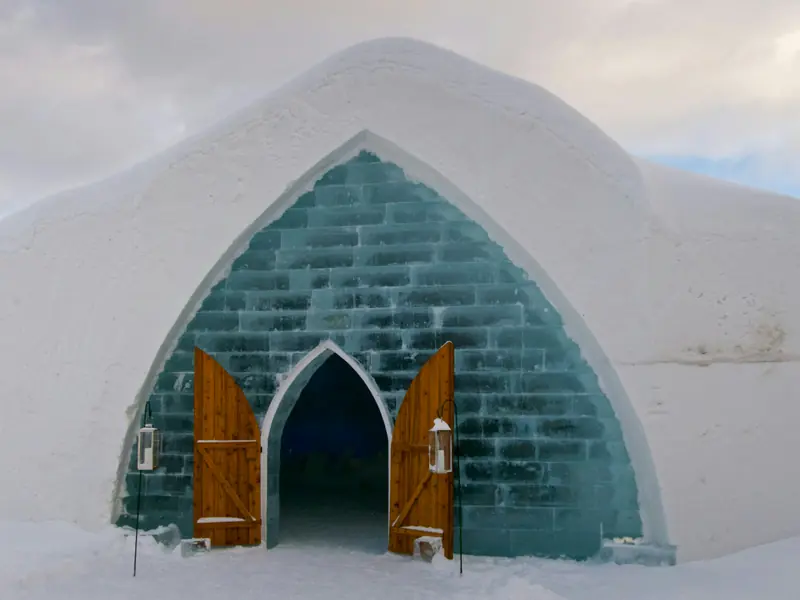 Chambres sculptées de l'Icehotel façonnées en glace