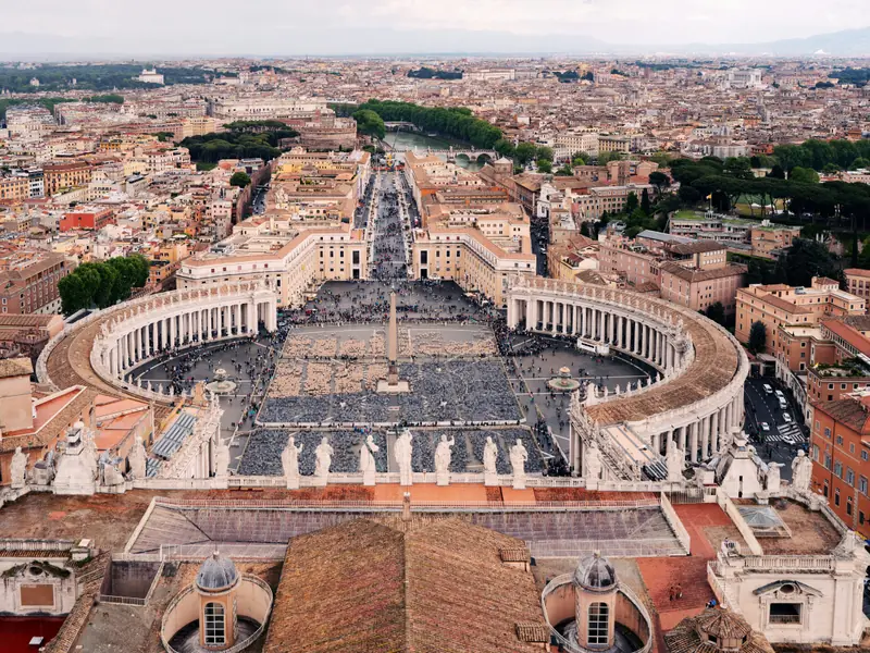 Vue aérienne de la place Saint-Pierre au Vatican