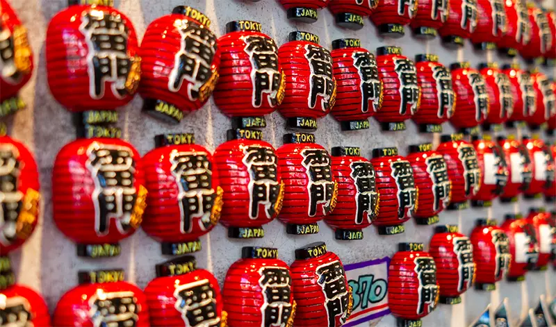 Les boutiques de souvenirs près des sites touristiques vendent souvent des objets standardisés plutôt que de l'artisanat local