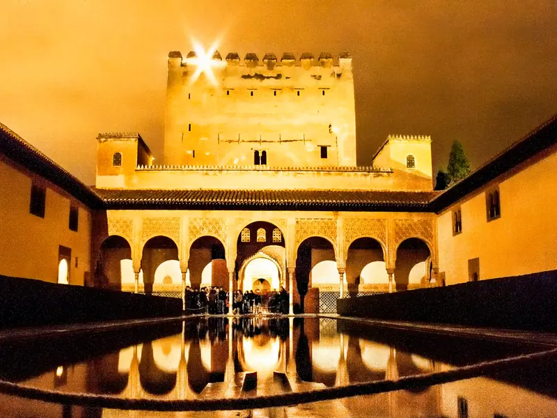 Architecture mauresque de l'Alhambra à Grenade avec jardins et fontaines