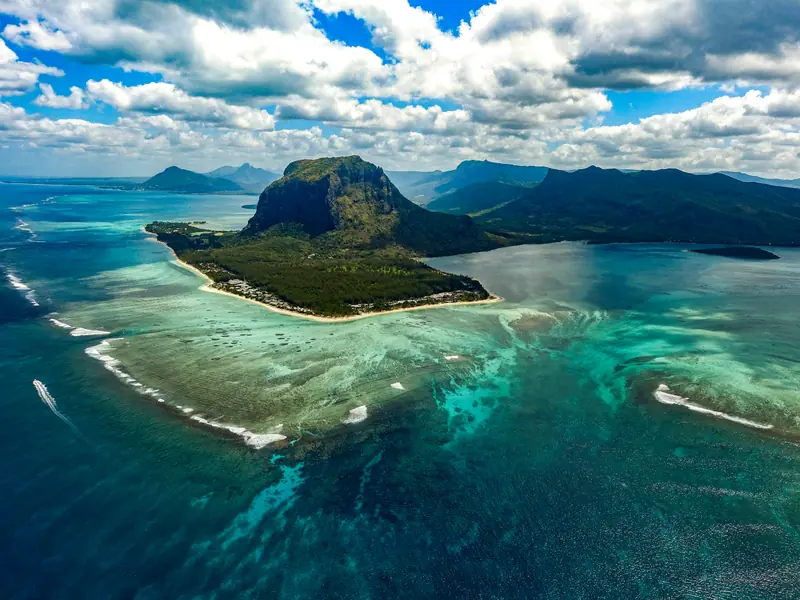Lagon turquoise de l'île Maurice avec palmiers et sable blanc sous ciel bleu