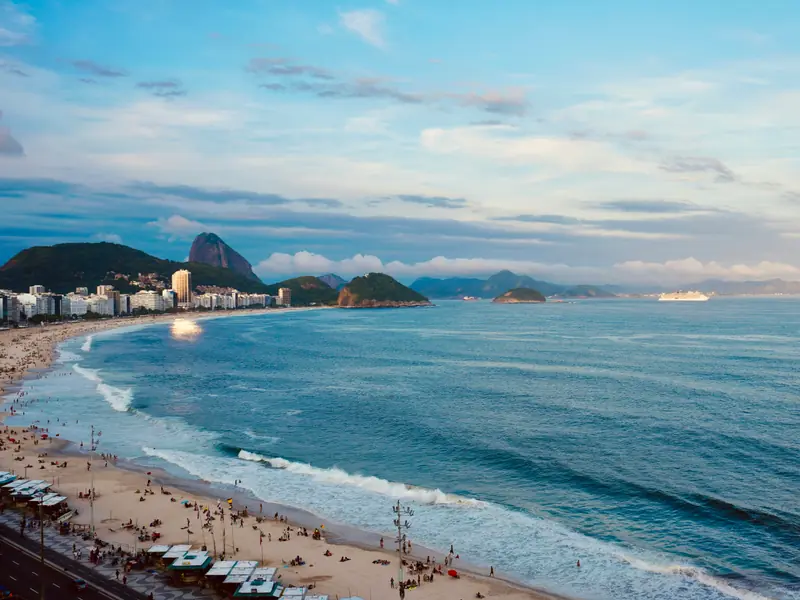 Plage de Copacabana à Rio de Janeiro avec pain de sucre en arrière-plan