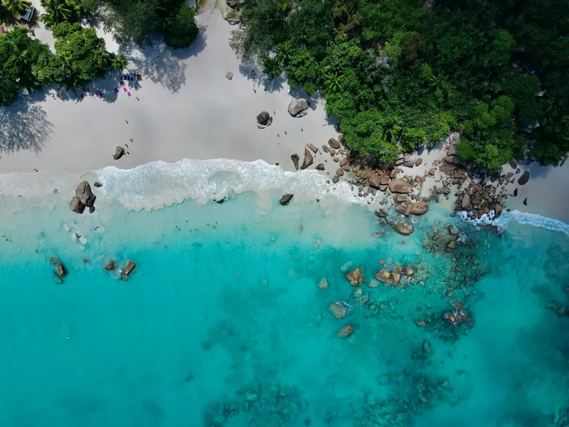 Plage paradisiaque des Seychelles avec rochers de granit rose et sable blanc