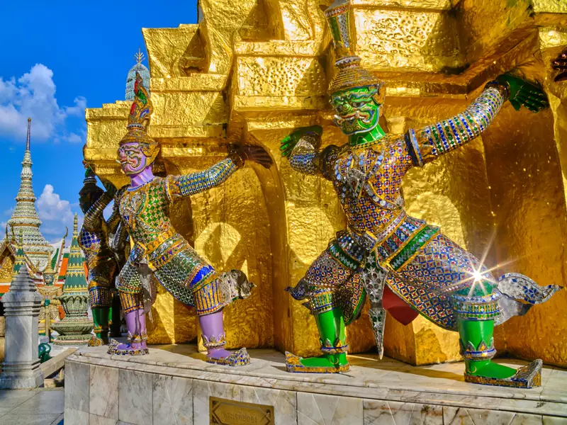 Temple doré de Bangkok avec architecture traditionnelle thaïlandaise sous ciel bleu