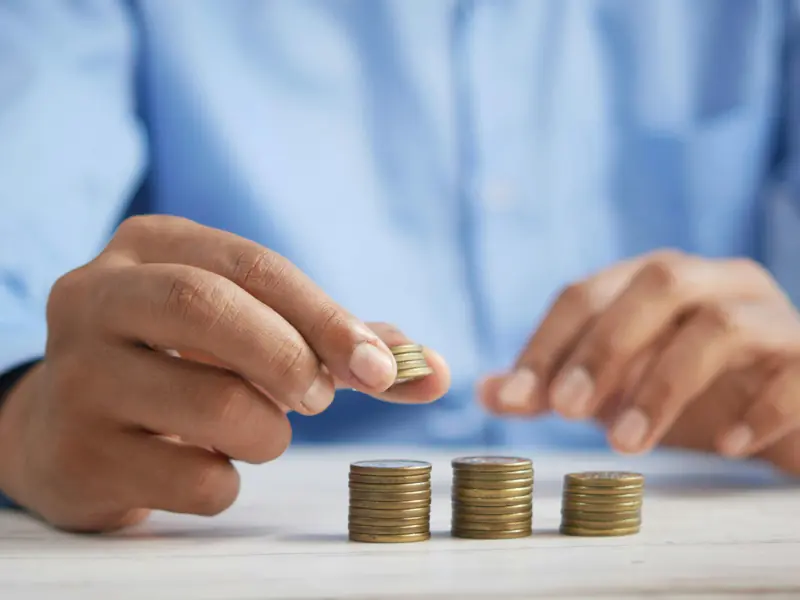 Calculatrice et billets pour planifier budget road trip