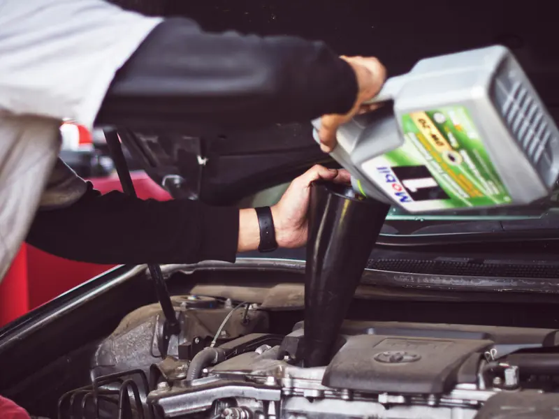 Mécanicien vérifiant l'entretien d'une voiture avant road trip