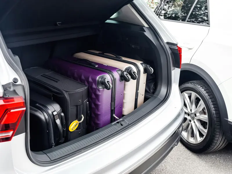 Préparation road trip avec carte routière et bagages