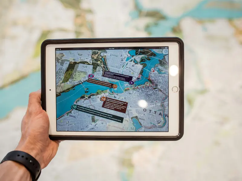 Smartphone avec applications de voyage et carte routière