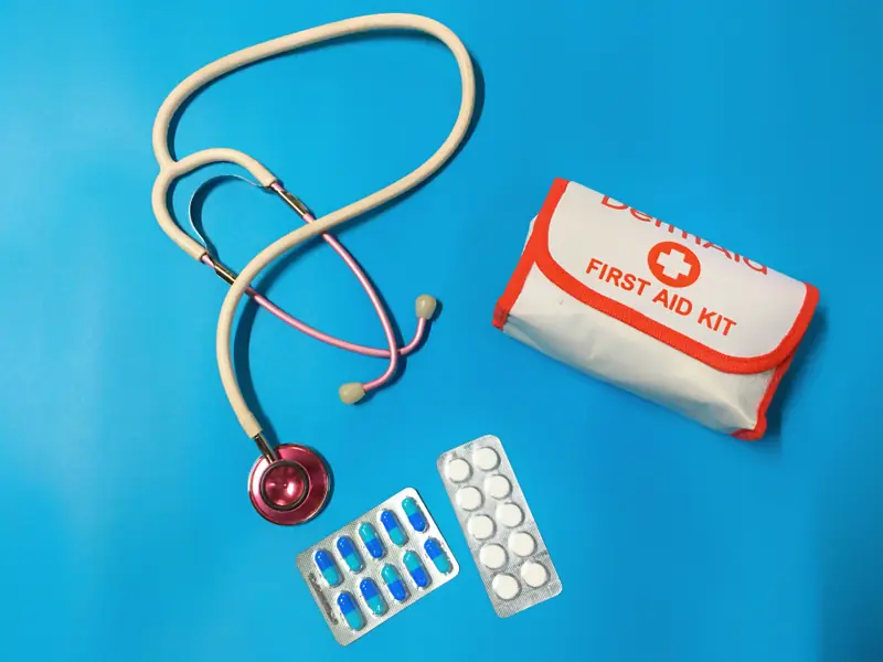 Trousse de premiers secours et matériel d'urgence pour road trip