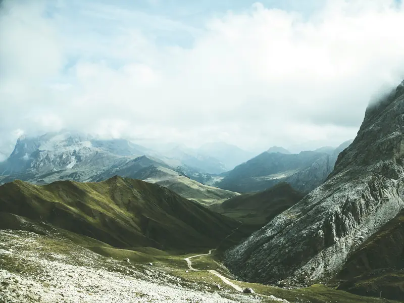 Digital nomad travaillant avec un ordinateur portable dans un van aménagé avec vue sur montagnes