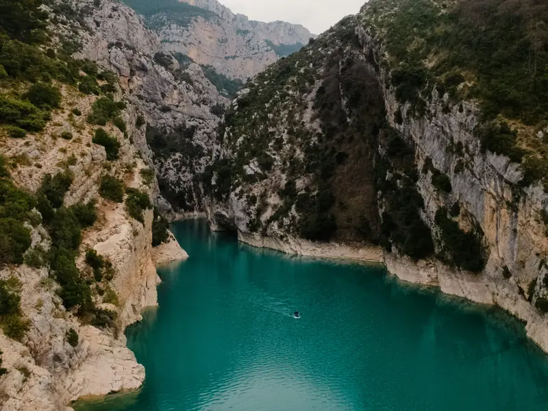 Gorges du Verdon avec eaux turquoise et falaises calcaires vues depuis un point panoramique