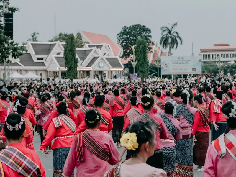 Cérémonie Pchum Ben au Cambodge avec offrandes bouddhistes aux ancêtres