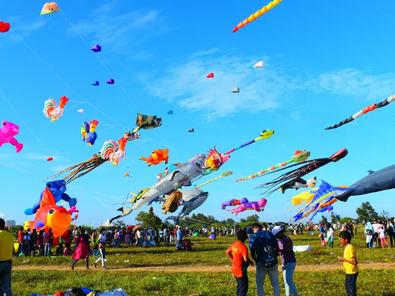Cerfs-volants colorés dans le ciel lors d'un festival traditionnel