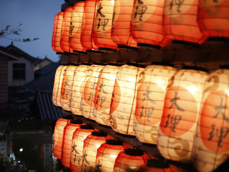 Lanternes japonaises traditionnelles illuminées lors du festival Obon