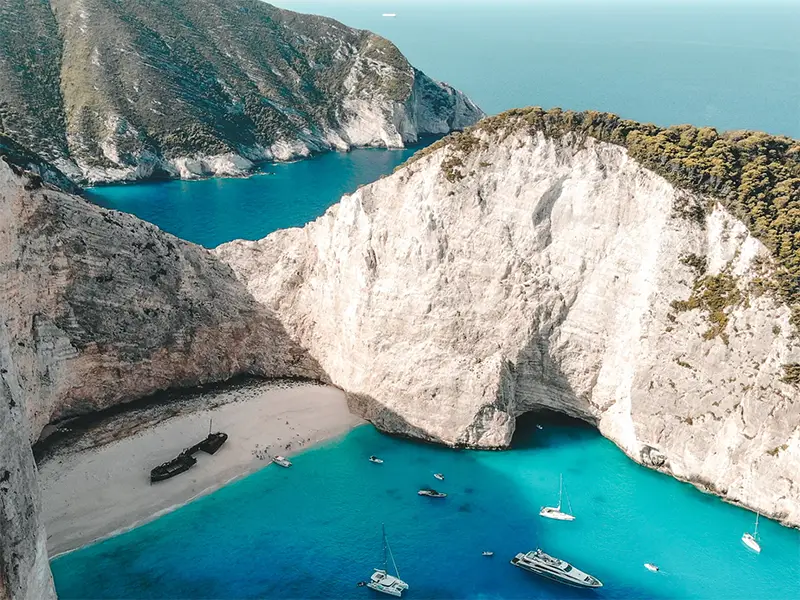 Navagio Beach Zakynthos Grèce avec épave et falaises blanches