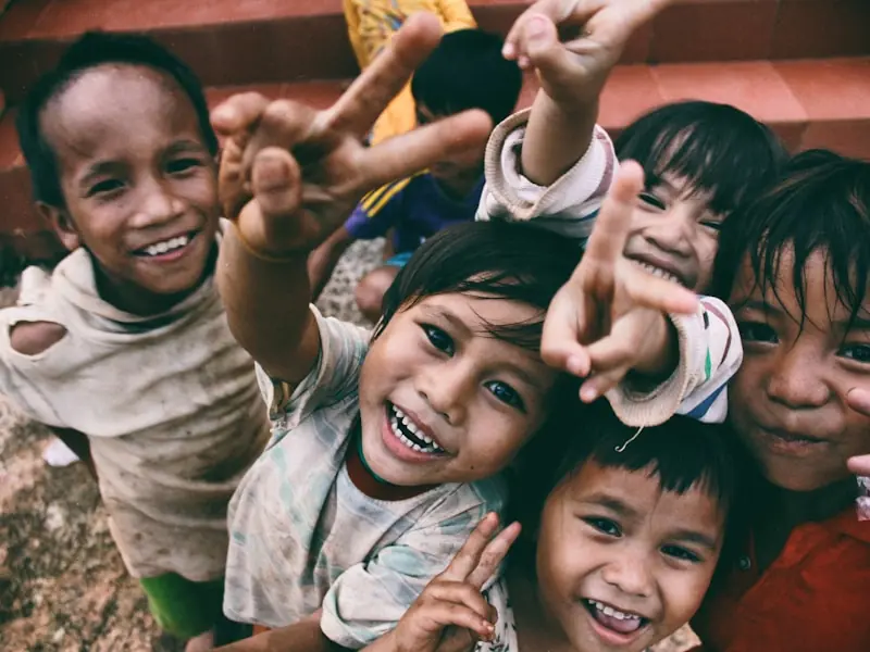 Famille vietnamienne partageant un repas traditionnel dans une maison sur pilotis