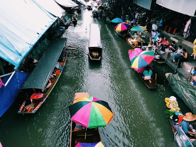 Marché flottant coloré du delta du Mékong avec bateaux chargés de fruits tropicaux