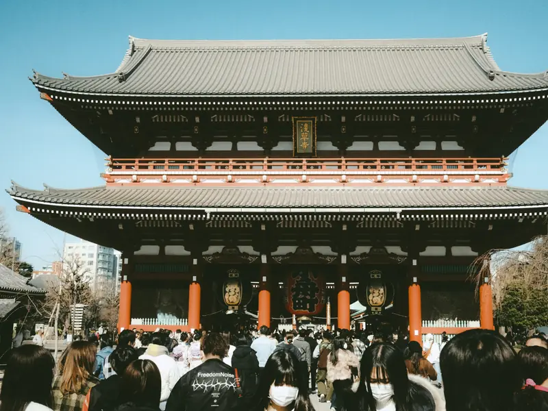 Cérémonie Joya no Kane dans un temple bouddhiste japonais avec 108 coups de cloche