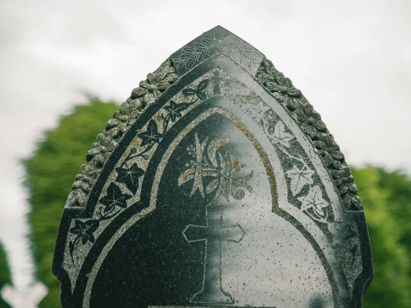Familles célébrant le Nouvel An dans un cimetière illuminé de bougies au Chili