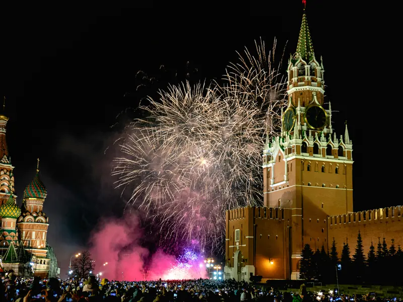 Feux d'artifice spectaculaires sur la Place Rouge de Moscou pour le Nouvel An russe