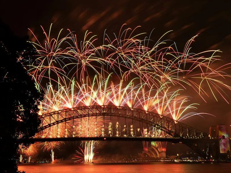 Feux d'artifice spectaculaires sur le Harbour Bridge de Sydney pour le Nouvel An
