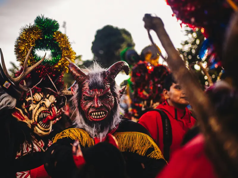 Mannequins Años Viejos colorés préparés pour être brûlés au Nouvel An en Équateur