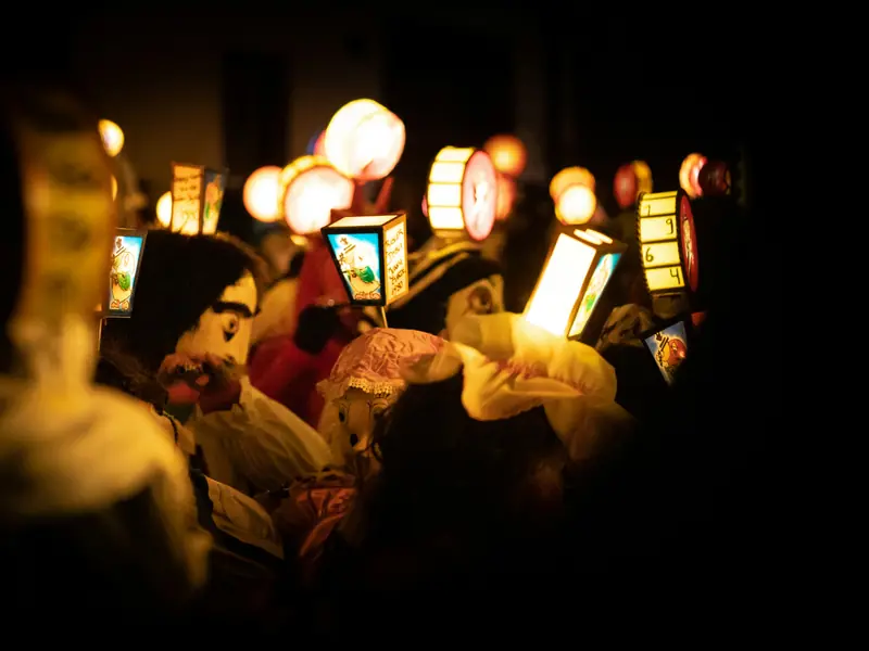 Procession aux flambeaux Hogmanay dans les rues d'Édimbourg pour le Nouvel An écossais