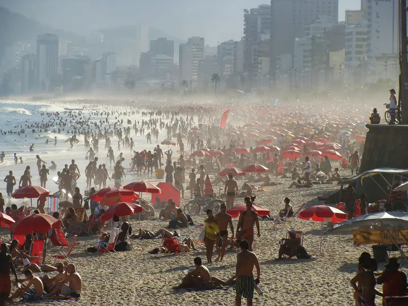 Réveillon du Nouvel An sur la plage de Copacabana à Rio avec foule vêtue de blanc