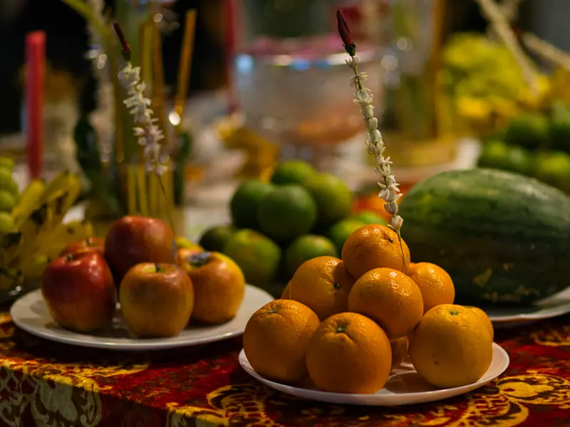 Table du réveillon philippin Media Noche avec 12 fruits ronds porte-bonheur