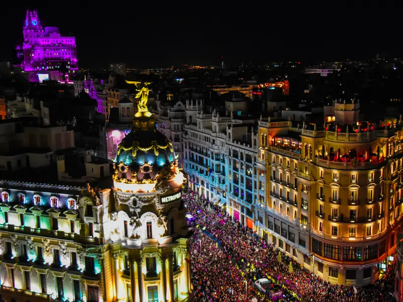 Tradition des douze raisins porte-bonheur à la Puerta del Sol de Madrid pour le Nouvel An