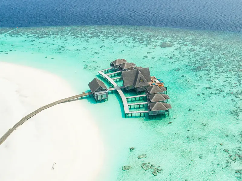 Resort de luxe aux Maldives avec villas sur pilotis