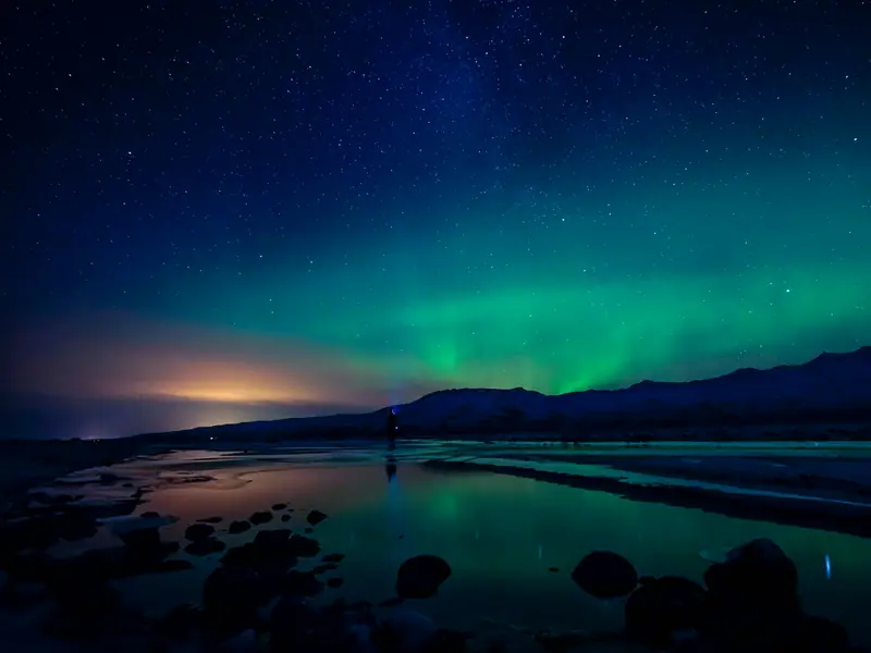 Aurores boréales vertes dansant dans le ciel étoilé d'Islande