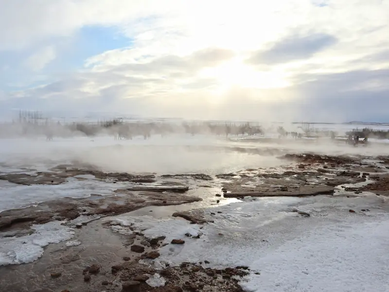 Geyser Strokkur en éruption dans le paysage géothermique islandais