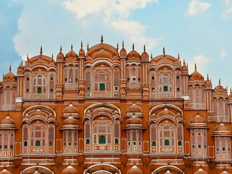Hawa Mahal le palais des vents à Jaipur avec architecture rose typique du Rajasthan