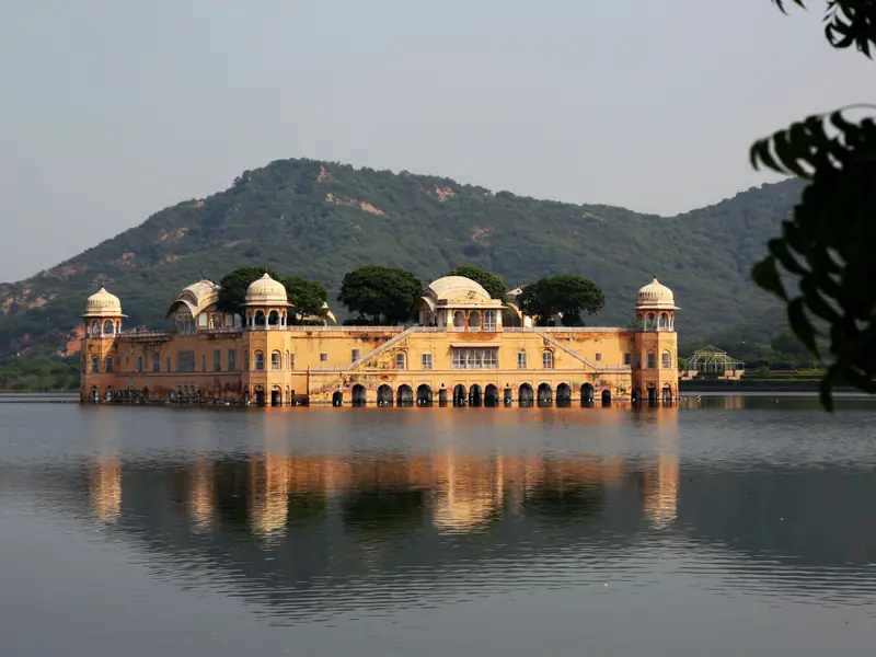 Palais de marbre blanc d'Udaipur se reflétant dans le lac Pichola au coucher du soleil