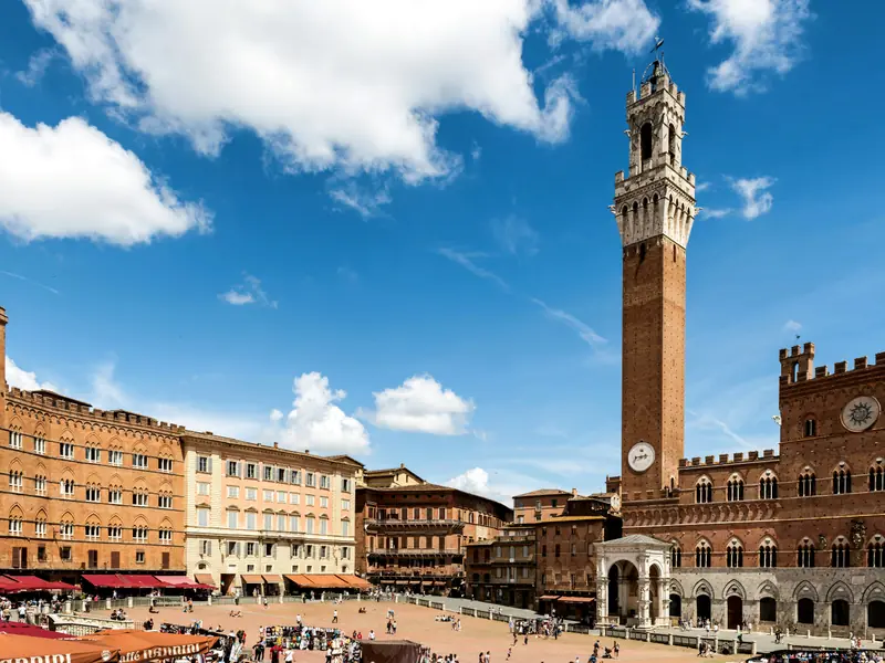 Piazza del Campo à Sienne au coucher du soleil avec architecture médiévale