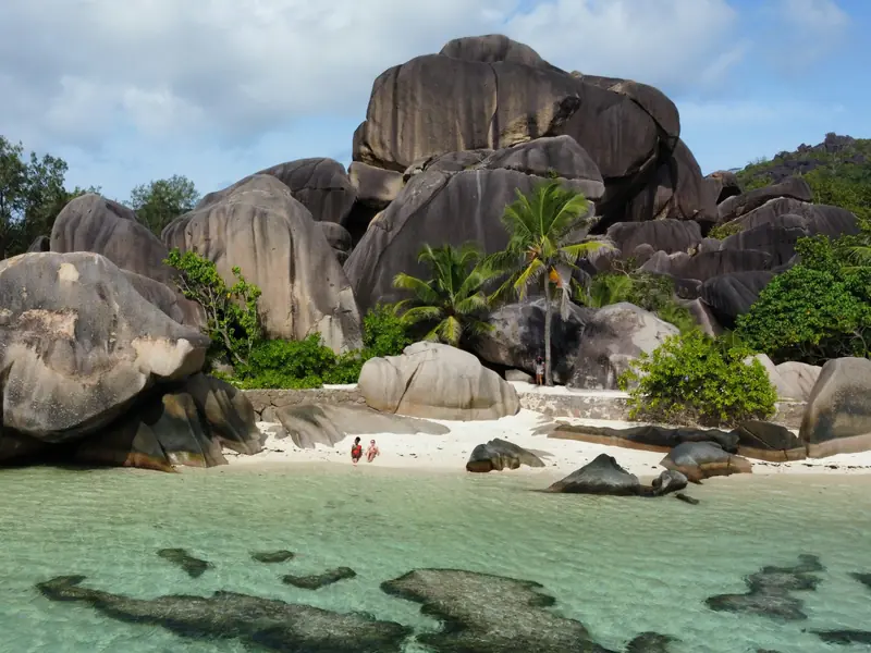 Plage paradisiaque des Seychelles avec rochers de granite rose et eau turquoise