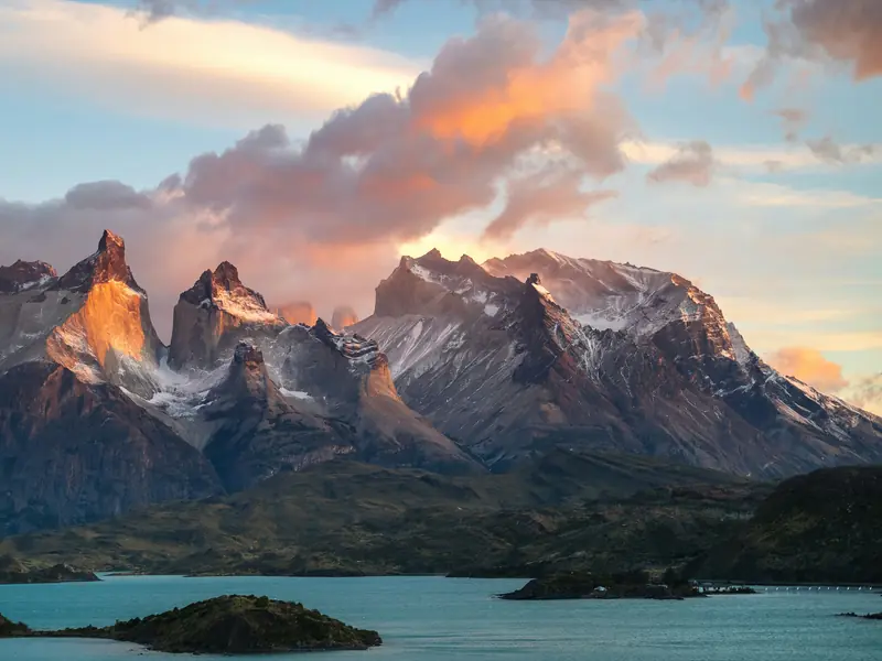 Torres del Paine en Patagonie avec lac turquoise et montagnes granitiques