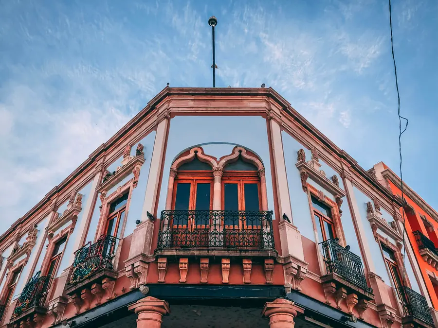 Architecture coloniale de Salta en Argentine avec cathédrale baroque et places pavées historiques