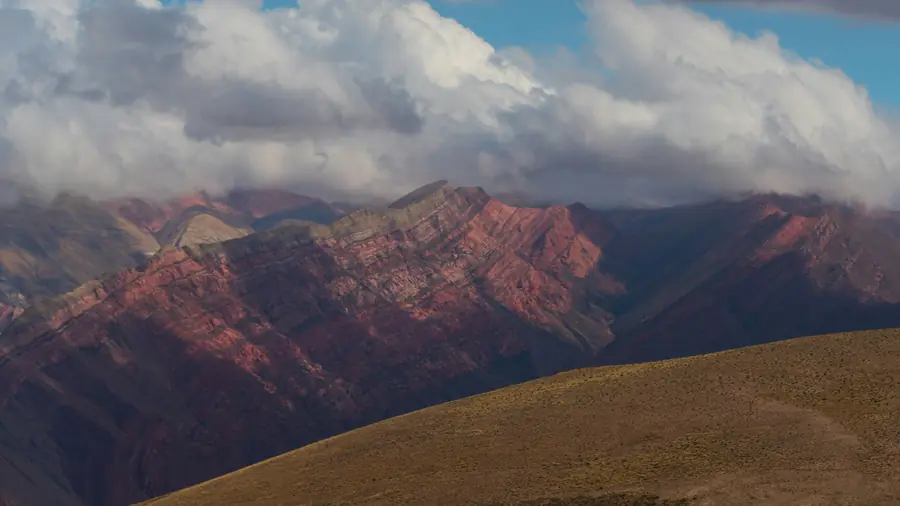 Paysages colorés de la Quebrada de Humahuaca en Argentine du Nord avec formations rocheuses multicolores