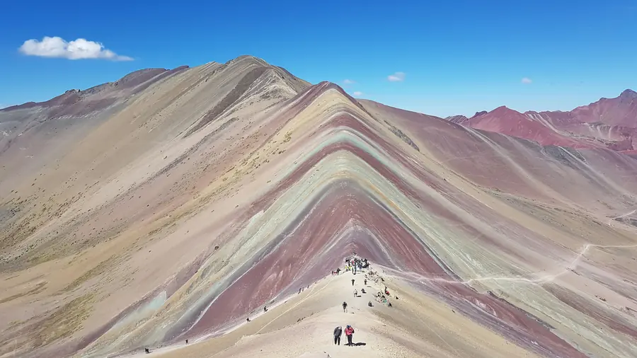 Quebrada de Humahuaca en Argentine avec Cerro de los Siete Colores aux strates géologiques multicolores