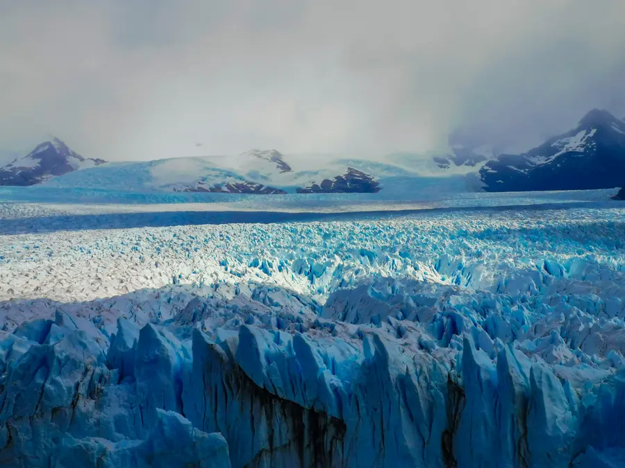 Glacier Perito Moreno en Patagonie argentine avec icebergs bleus et montagnes enneigées