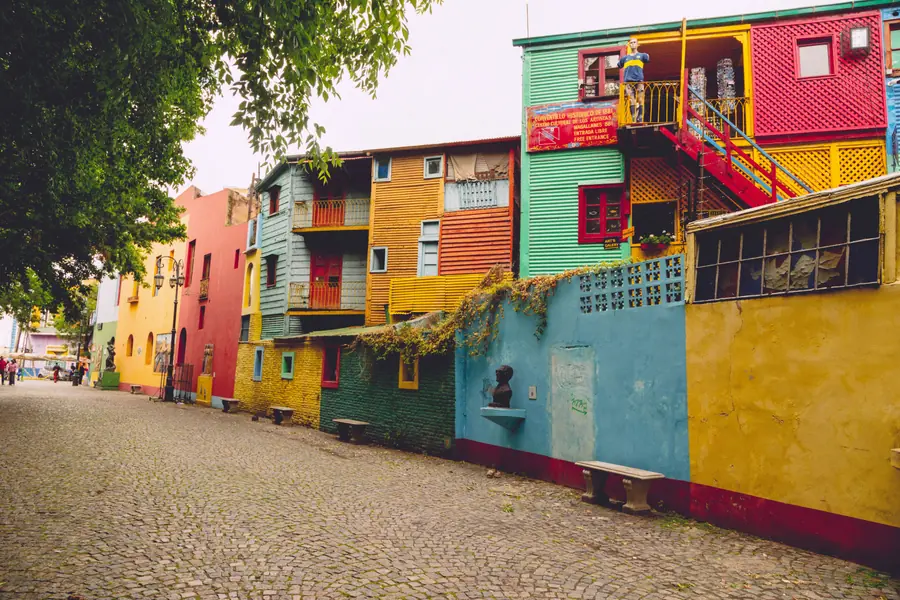 Quartier coloré de La Boca à Buenos Aires avec maisons multicolores et tango de rue