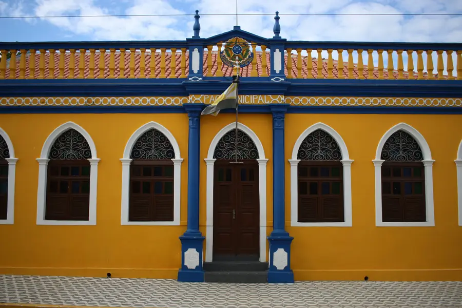 Architecture coloniale blanche de Sucre en Bolivie avec façades immaculées et toits de tuiles rouges