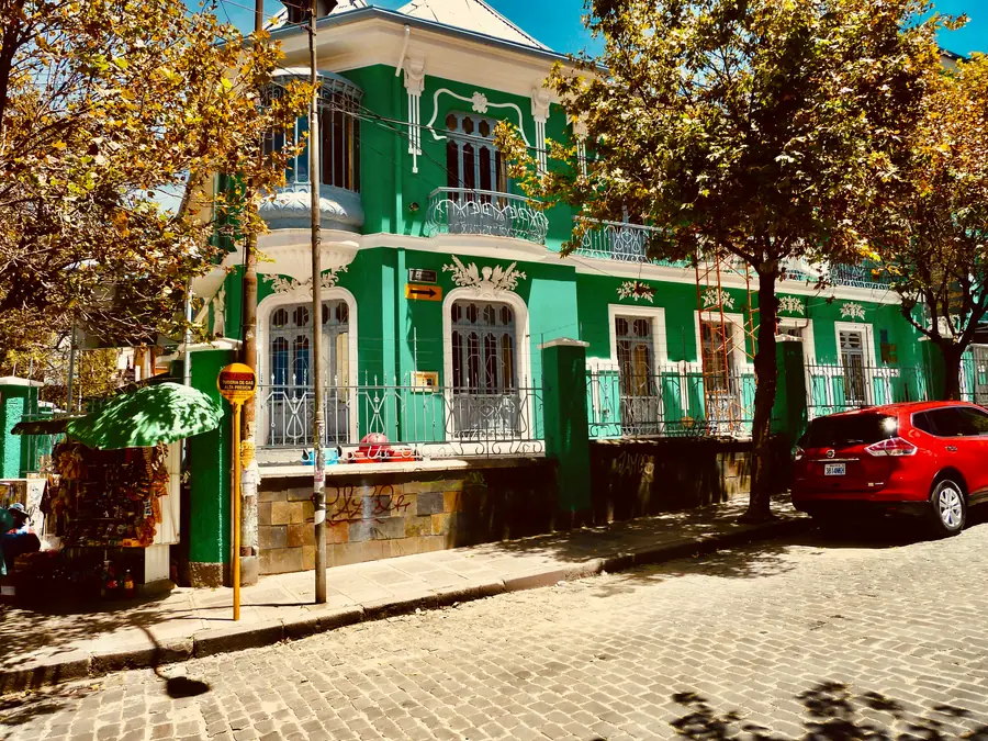 Demeure coloniale restaurée en Bolivie avec patio fleuri et architecture historique andine