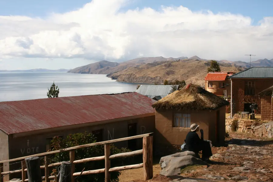 Écolodge andin en Bolivie sur les rives du lac Titicaca avec matériaux locaux et vue sur les montagnes