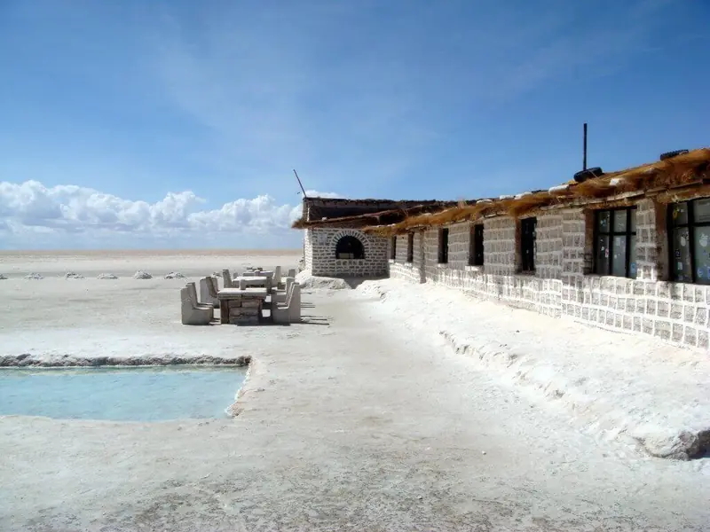 Hôtel de sel unique sur le salar d'Uyuni en Bolivie construit entièrement en blocs de sel blanc