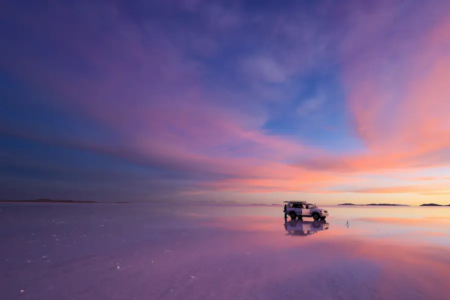 Salar d'Uyuni en Bolivie avec effet miroir parfait reflétant le ciel bleu et les nuages blancs